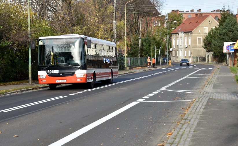 ASutobus komunikacji miejskiej jadący drogą
