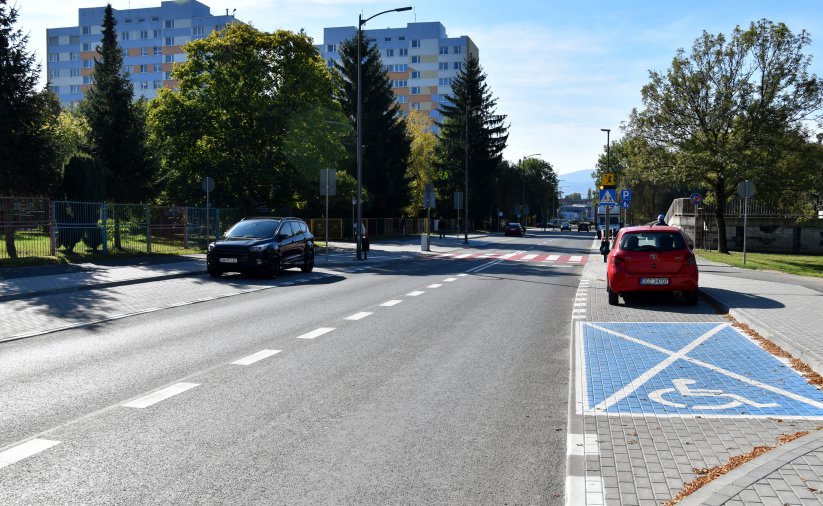 Droga i wyznaczone na niebiesko miejsca postojowe