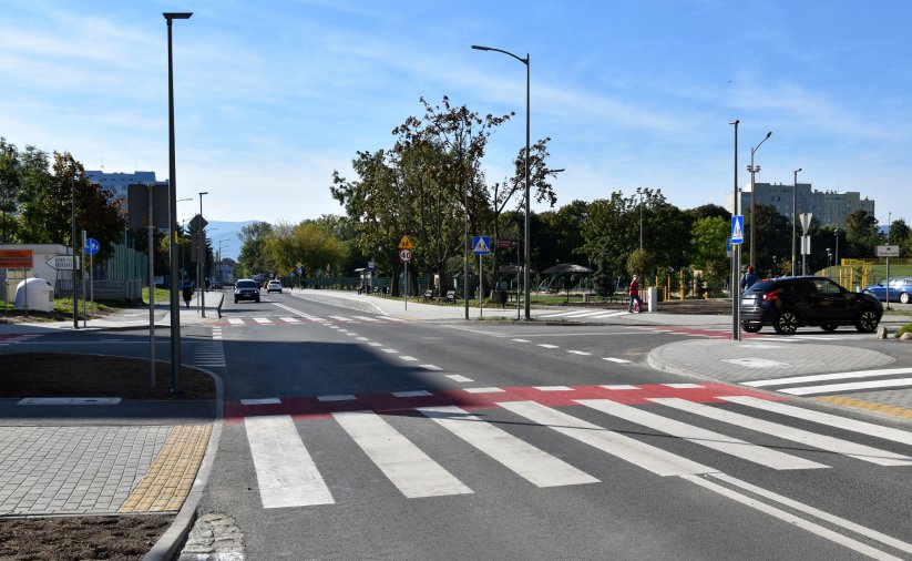 Przejście dla pieszych na osiedlowj drodze