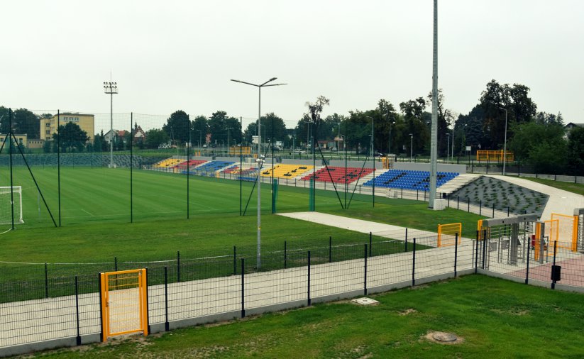Stadion z kolorowymi trybunami 