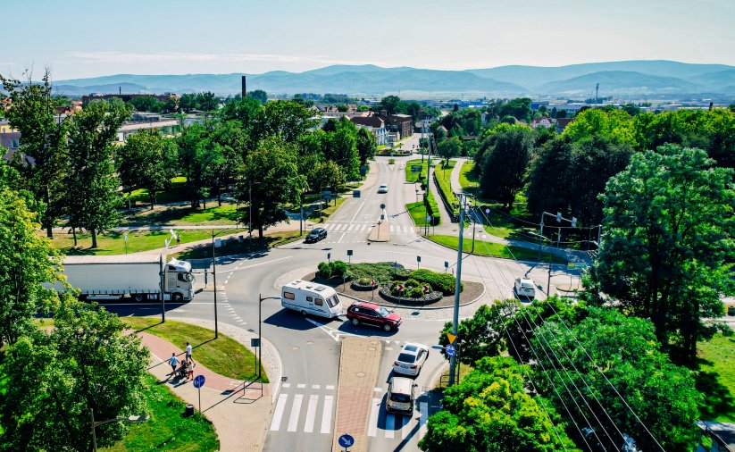 Duże rondo otoczone drzewami, widok z lotu ptaka