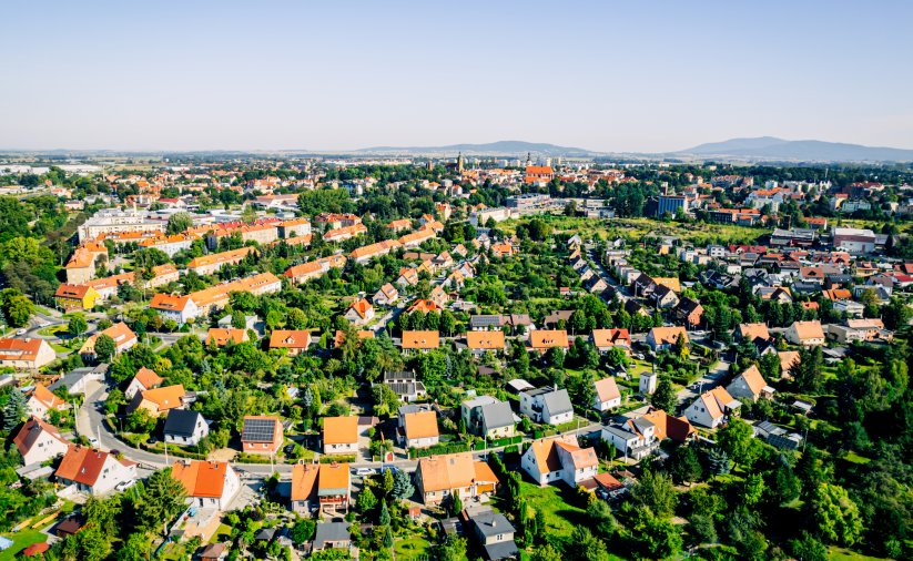 Osiedle domków wielorodzinnych otoczonych zielenią 