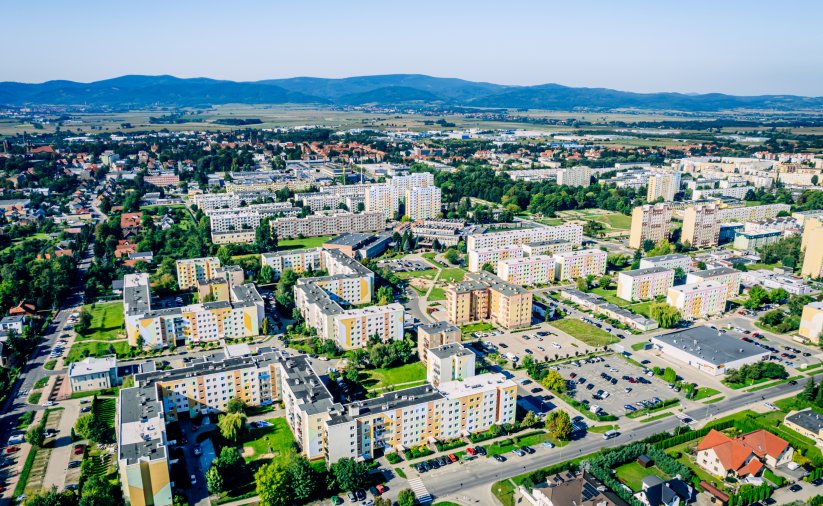 Osiedla mieszkaniowe w góry na tle panoramy Gór Sowich