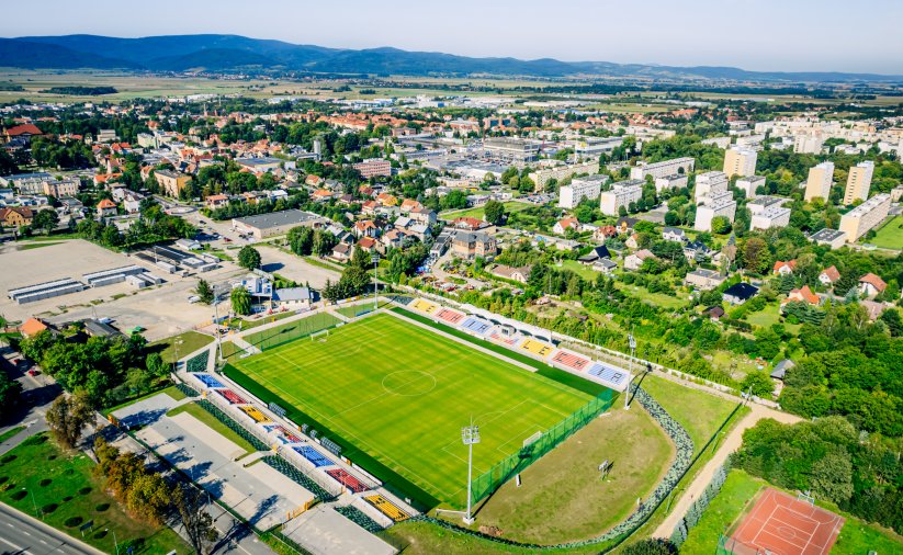 Stadion piłkarski z góry, w tle panorama miasta