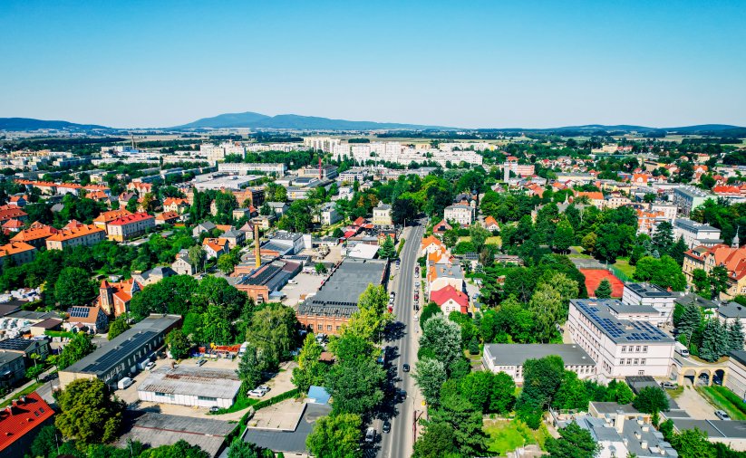 Dzierzoniów z góry, budynki, drzewa i niebieskie niebo