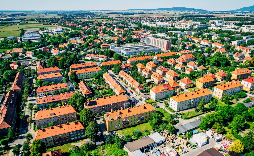 Osiedle domów wielorodzinnych z góry, wszystkie z czerwonymi dachami