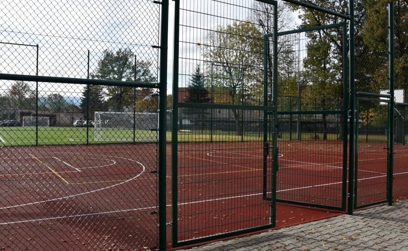 Wejście na boisko wielofunkcyjne ze sztuczną nawierzhcnią