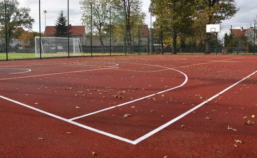 Wielofunckyjne boisko ze sztuczną, czerwoną nawierzchnią