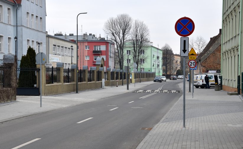 Ulica Słowiańska po remoncie, po bokachy duże kaminice