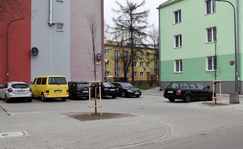 Parking z kostki betonowej przy dwóch budynkach wielorodzinnych