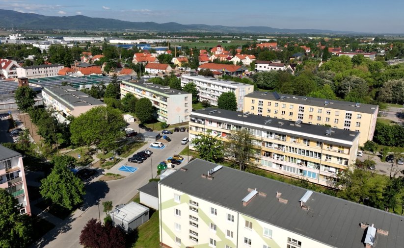 Osiedle z lotu ptaka w tle góry