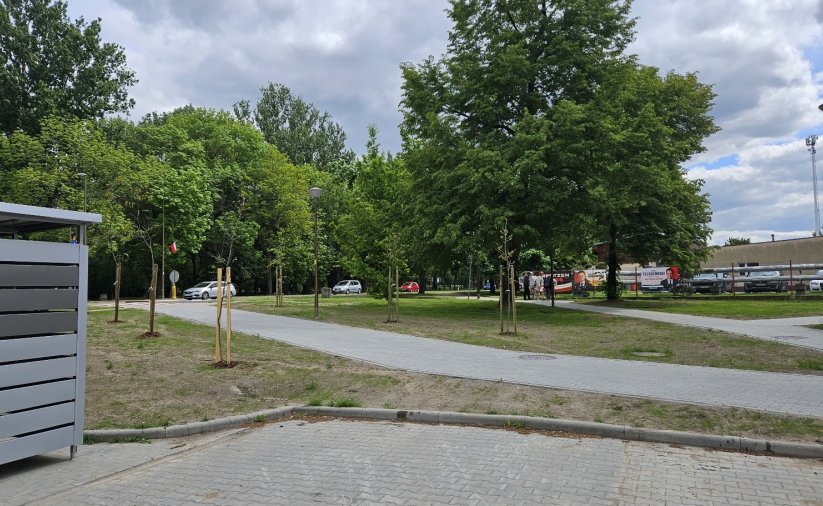 Nowe chodniki na osiedlu, w tle drzewa