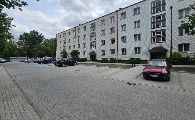 Parking z kostki betonowej przed blokiem mieszkalnym