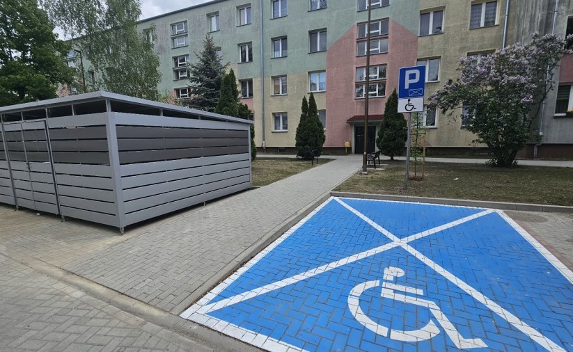 Miejsce parkingowe dla osób z niepełnosprawnościami, obok boks na śmieci