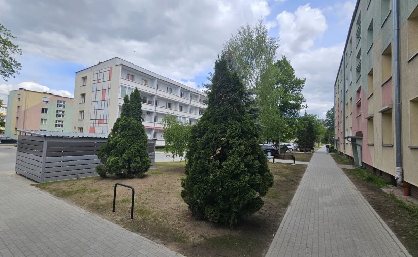 Chodnik wzdłuż długiego budynku wielorodzinnego