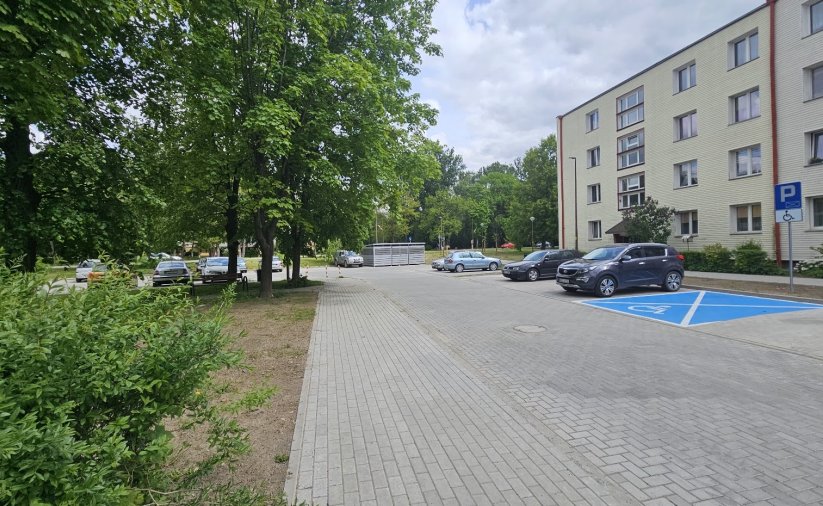 Duży parking przed blokiem mieszkalnym