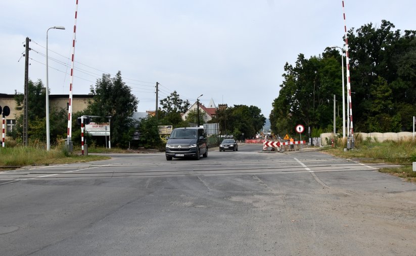 Auto na przejeździe kolejowym