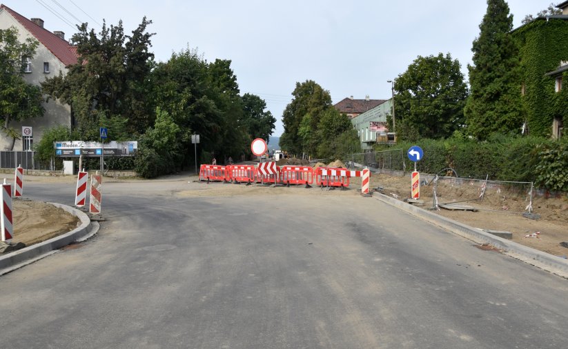 Droga w czasie remontu, na części nawierzchni poustawiane barierki ochronne