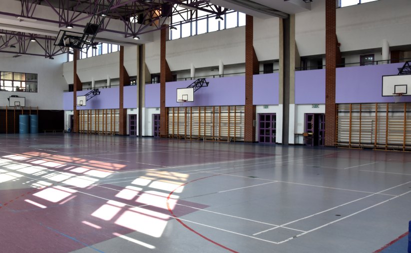 Duża sala gimnastyczna wewnątrz