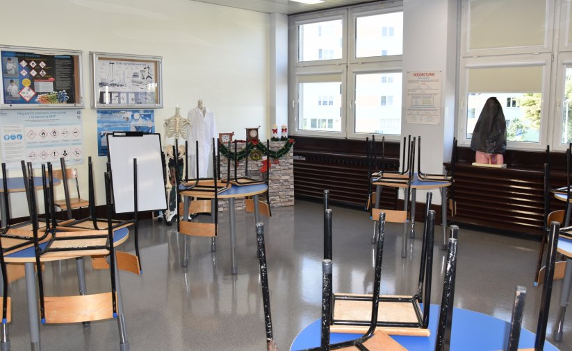 Krzesła w klasie postawiane na ławkach