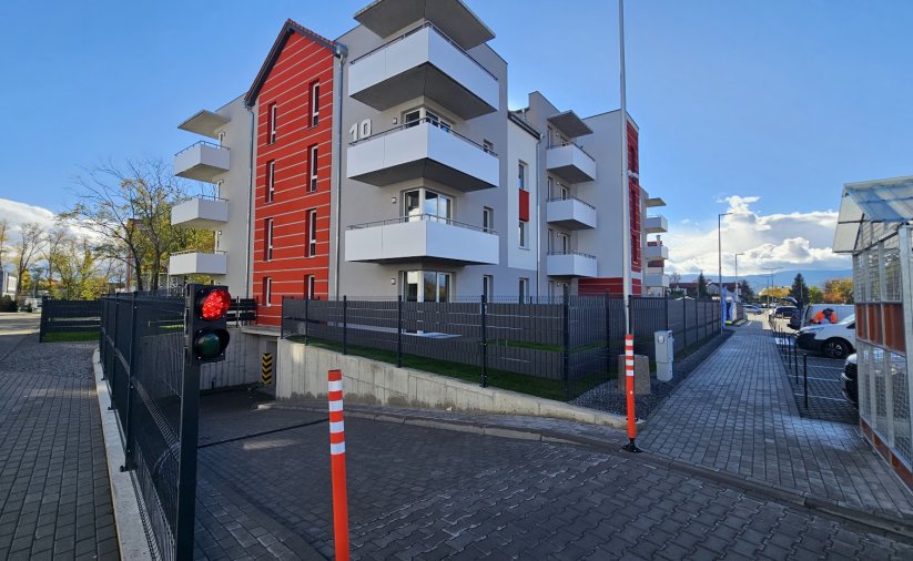 Budynek DTBS ul. Sowiogórska 10 - widok od wjazdu na parking podziemny