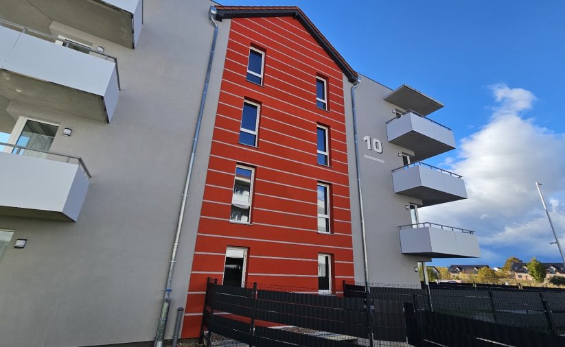 Szczytowa część budynku przy ul. Sowiogórskiej 10