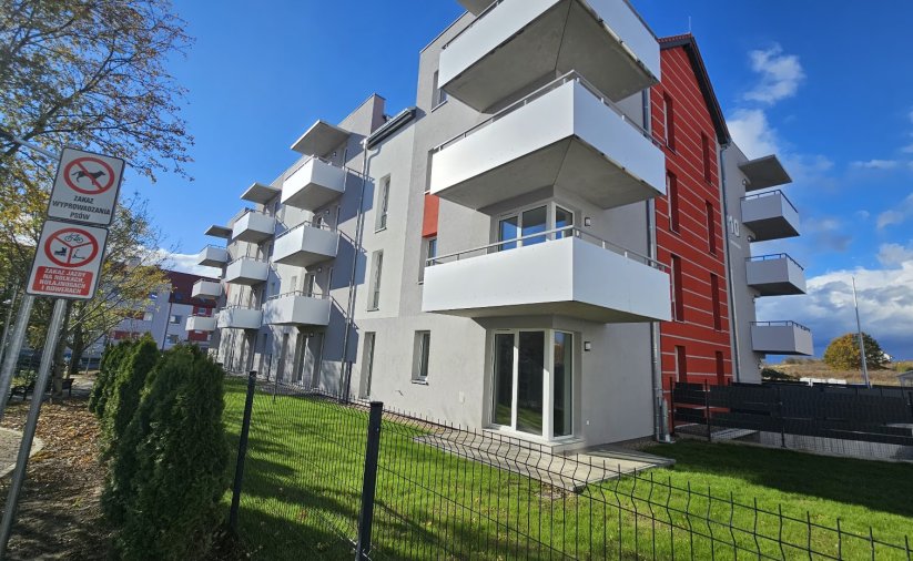 Narożna część budynku przy ul. Sowiogórskiej 10