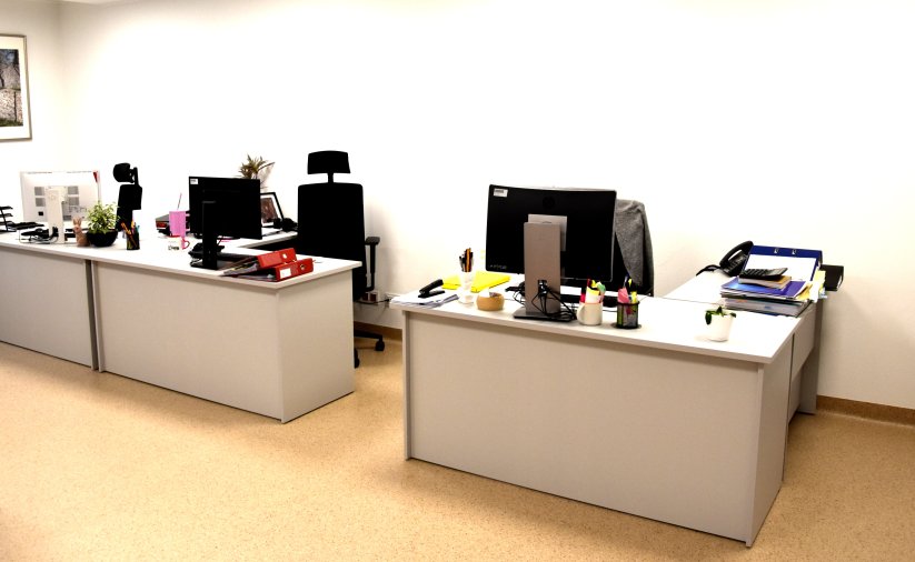 Pomieszczenie z trzema stanowiskami pracy