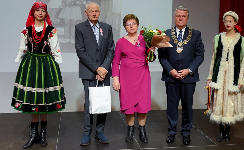 Para jubilatów z burmistrzem, po bokach dwie dziewczyny w strojach ludowych