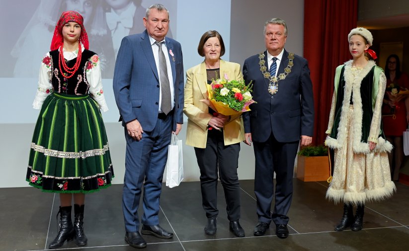 Para jubilatów z burmistrzem, po bokach dwie dziewczyny w strojach ludowych
