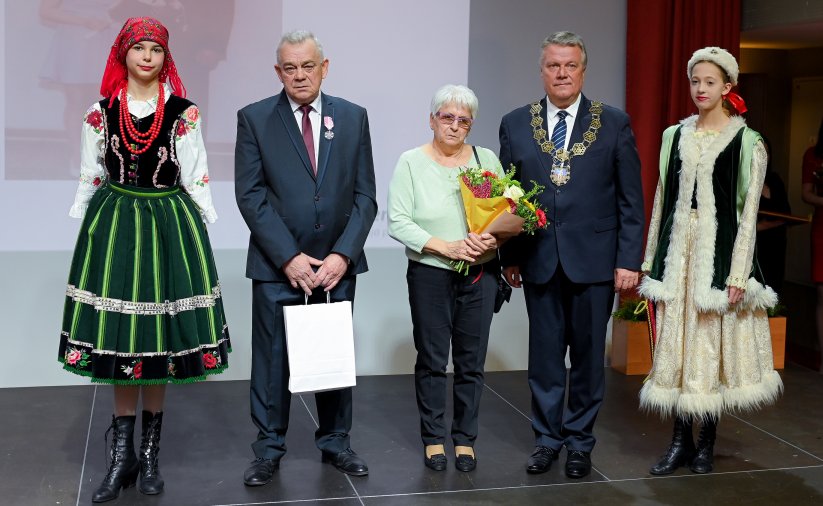 Para jubilatów z burmistrzem, po bokach dwie dziewczyny w strojach ludowych