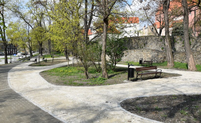 Park miejski z alejkami do spacerowania