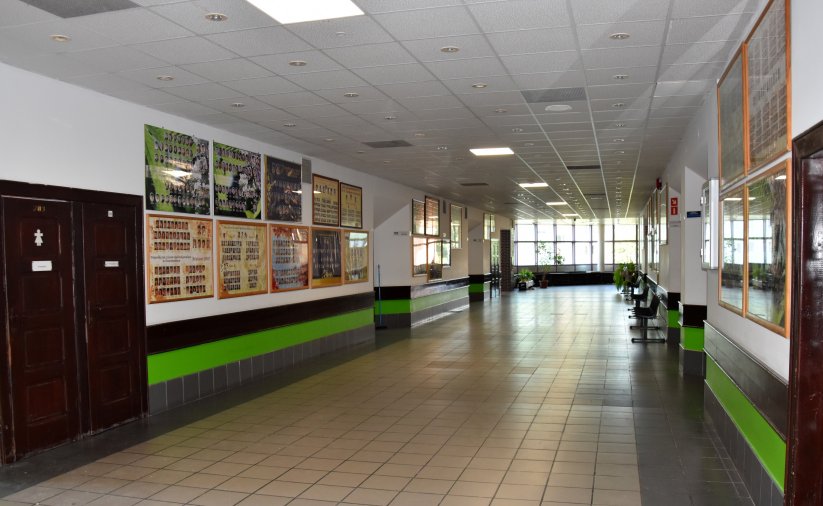 Szeroki korytarz szkolny na ścianach duże zdjęcia