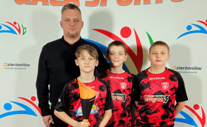 Trójka zawodników w jednakowych strojach