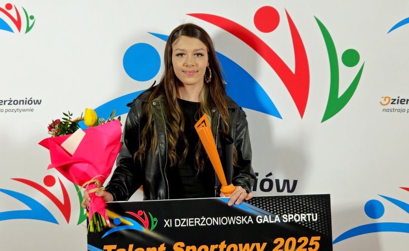 Dziweczyna z pucharem w dłoni