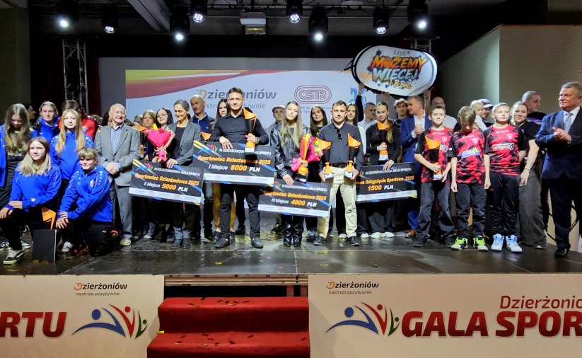 Uczestnicy gali sportu na wspólnym zdjeciu