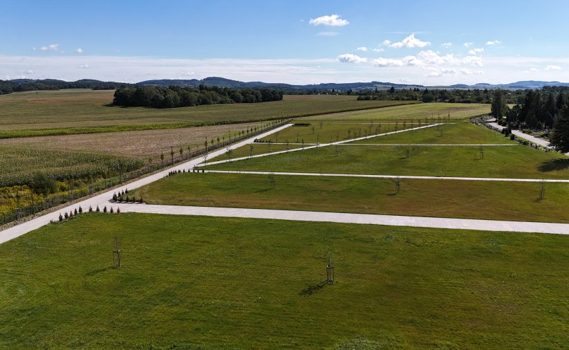 Pusty jeszcze cmentarz z góry