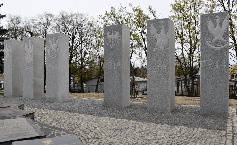 Sześć dwumetrowych, kwadratowych kolumn, na każdej wyrawerowany orzeł