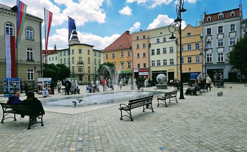 Fontann na rynku otoczona ławkami
