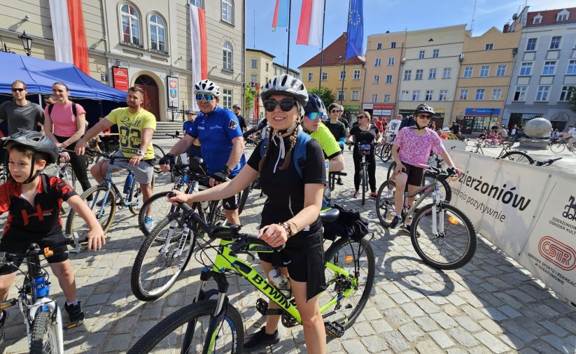 Grupa rowerzystów na rynku