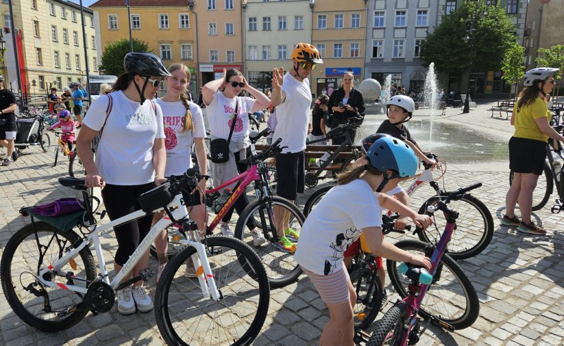Rodzina przy rowerach przed wyjazdem na trasę