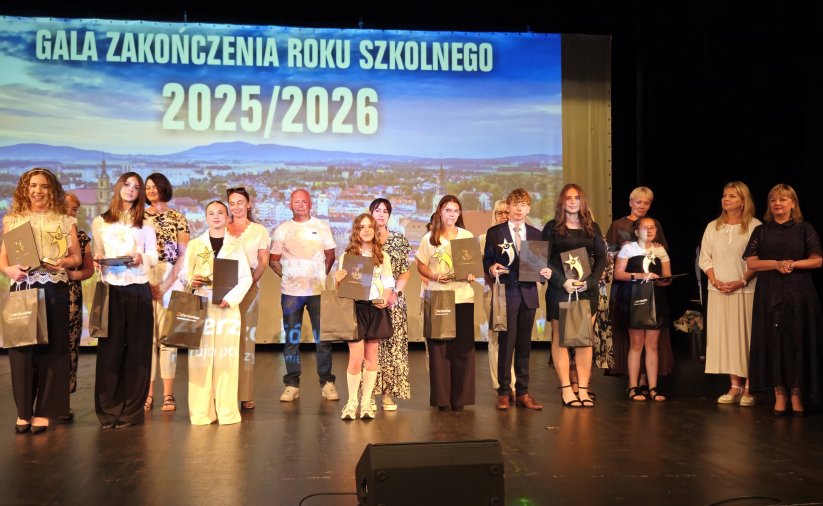 Grupowe zdjecie uczniów na scenie kinoteatru