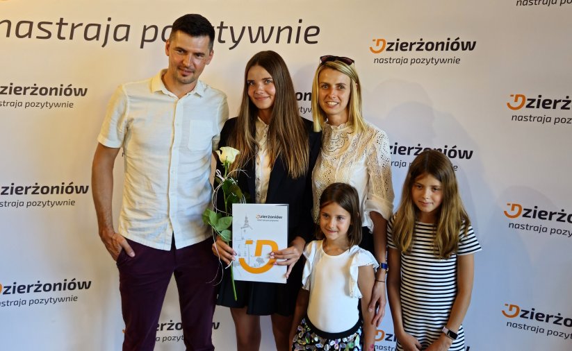 Rodzice, i trójka dzieci na wspólnym zdjęciu