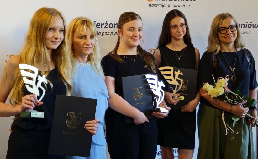 Pięc młodych dziewczyn trzymających statuetki