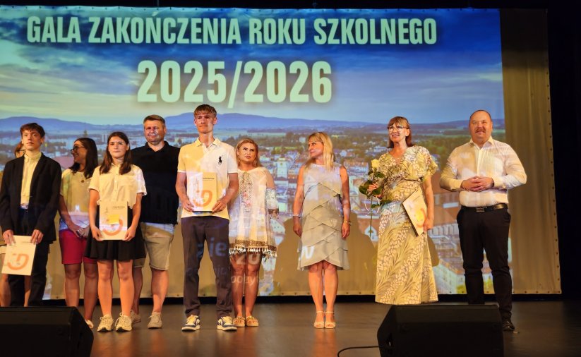 Ośmioro uczniów na scenie