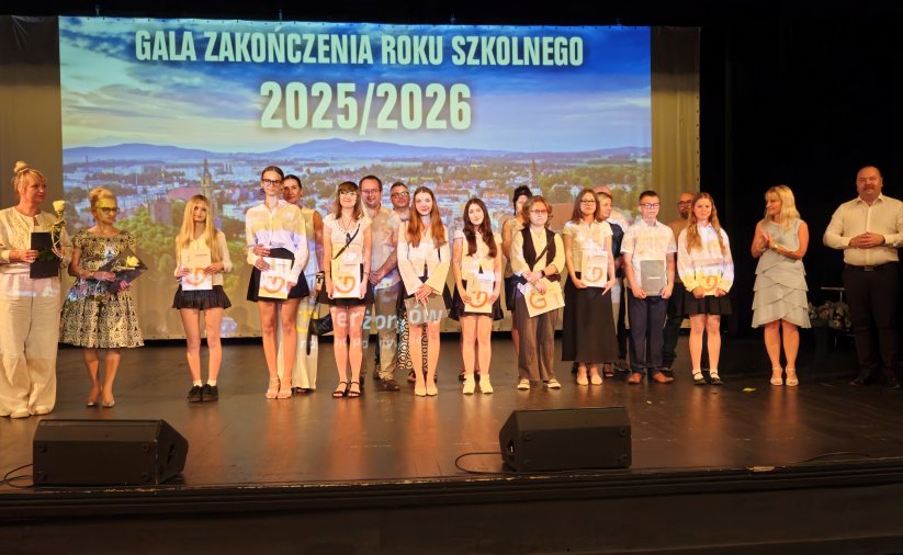 Uczniowie kasy ósmej na wzpólnym zdjęciu