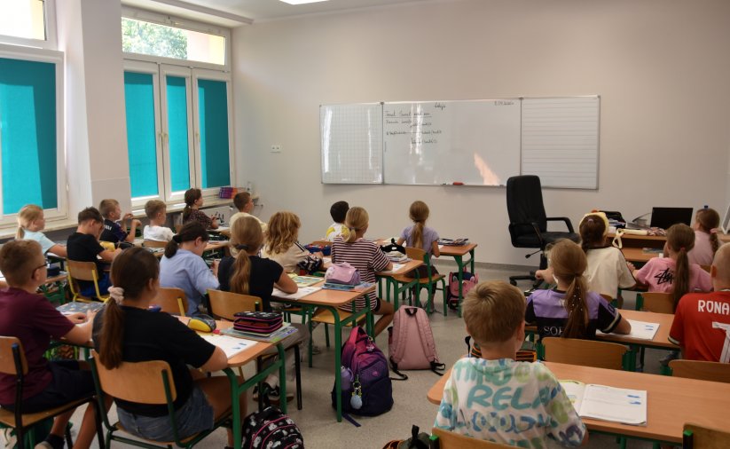 Uczniowie w ławkach podczas lekcji