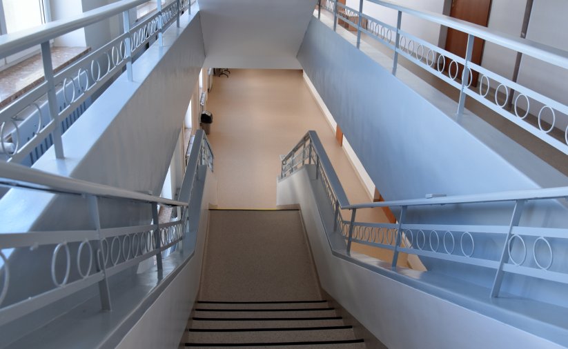 Schody pomiędzy szkolnymi piętrami