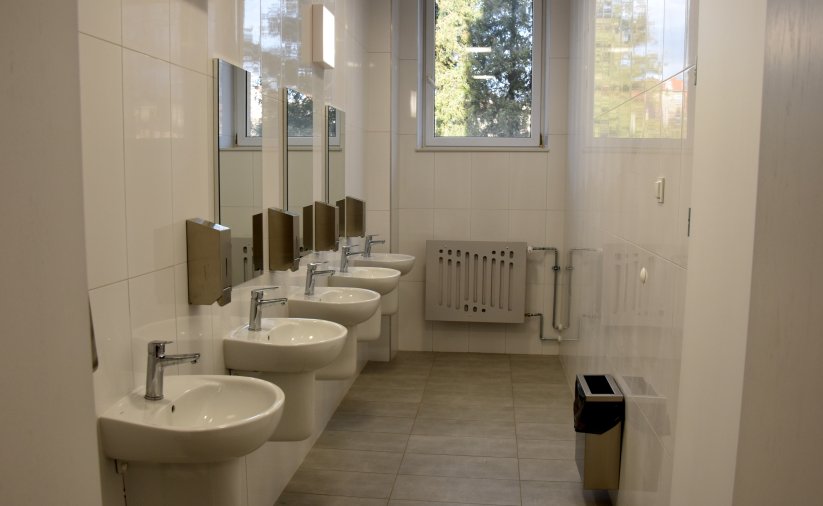 Łazienka, z białą armaturą sanitarną