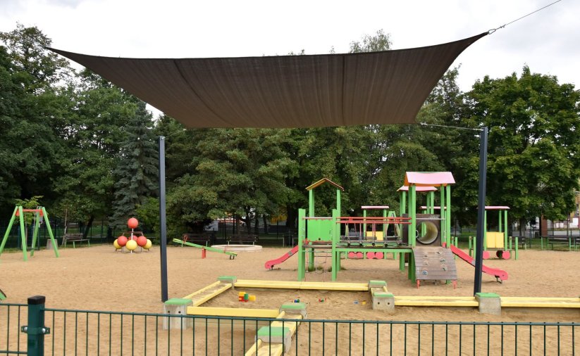 Duży żagiel dający cień nad piaskownicą